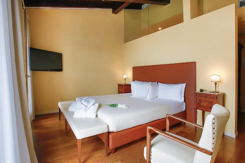 Double Room with Lake View image 3