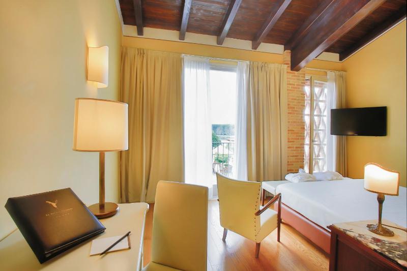 Double Room with Lake View image 2