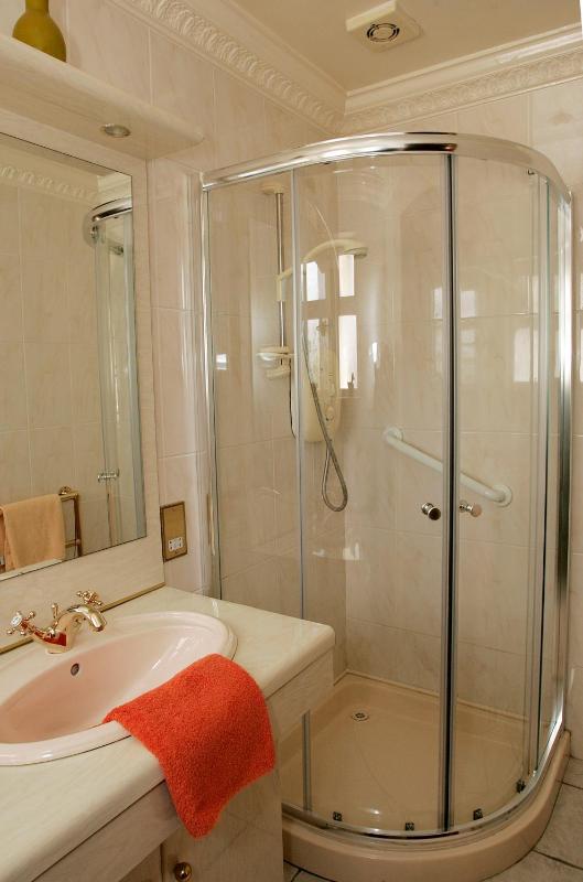 Double Room image 3