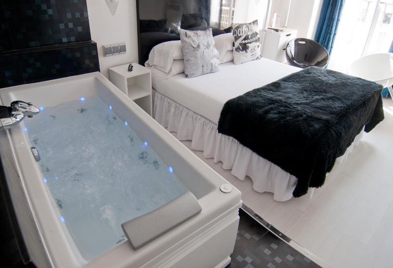 Double Room with Spa Bath image 1