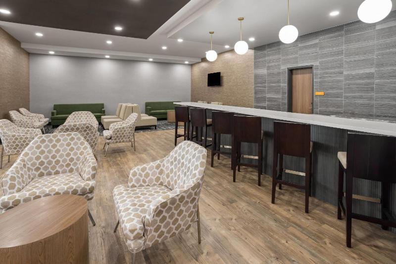 La Quinta Inn & Suites by Wyndham Phoenix West Glendale - image 31
