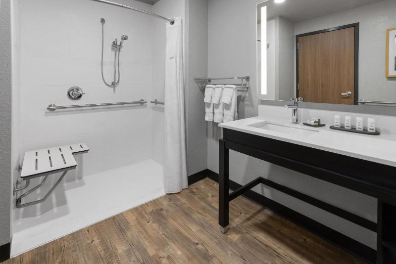 La Quinta Inn & Suites by Wyndham Phoenix West Glendale - image 13