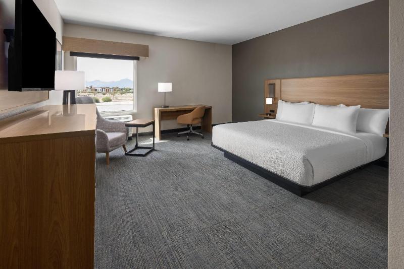La Quinta Inn & Suites by Wyndham Phoenix West Glendale - image 26