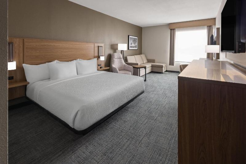 La Quinta Inn & Suites by Wyndham Phoenix West Glendale - image 23