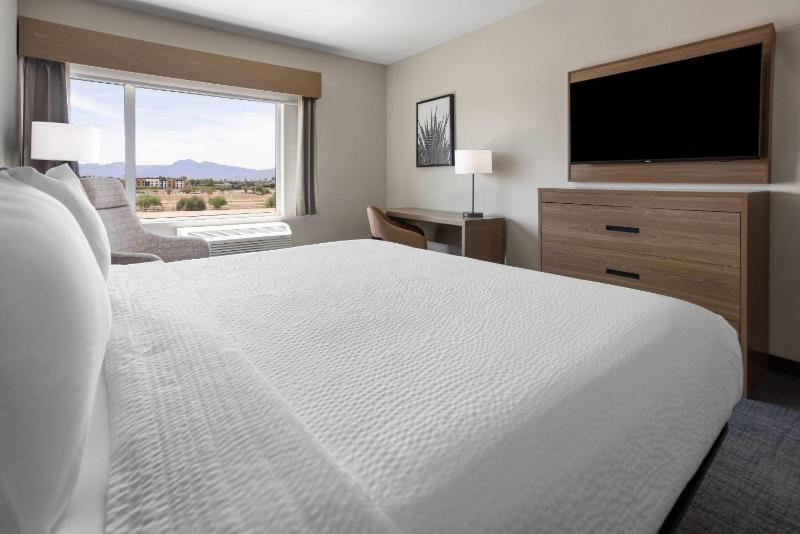 La Quinta Inn & Suites by Wyndham Phoenix West Glendale - image 3
