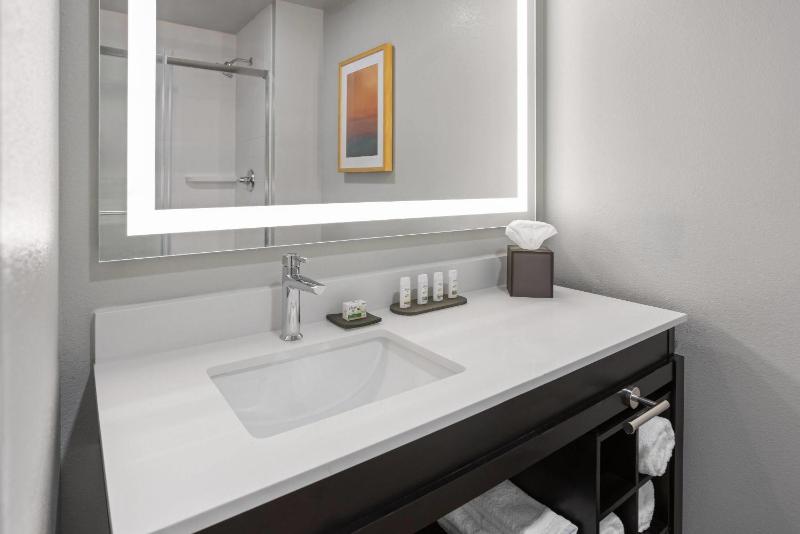 La Quinta Inn & Suites by Wyndham Phoenix West Glendale - image 25