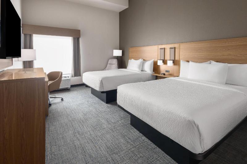 La Quinta Inn & Suites by Wyndham Phoenix West Glendale - image 29