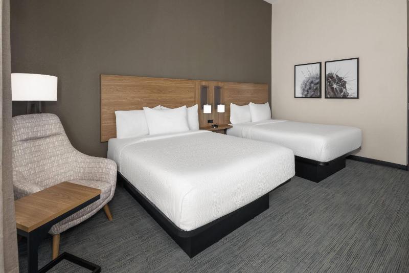 La Quinta Inn & Suites by Wyndham Phoenix West Glendale - image 22