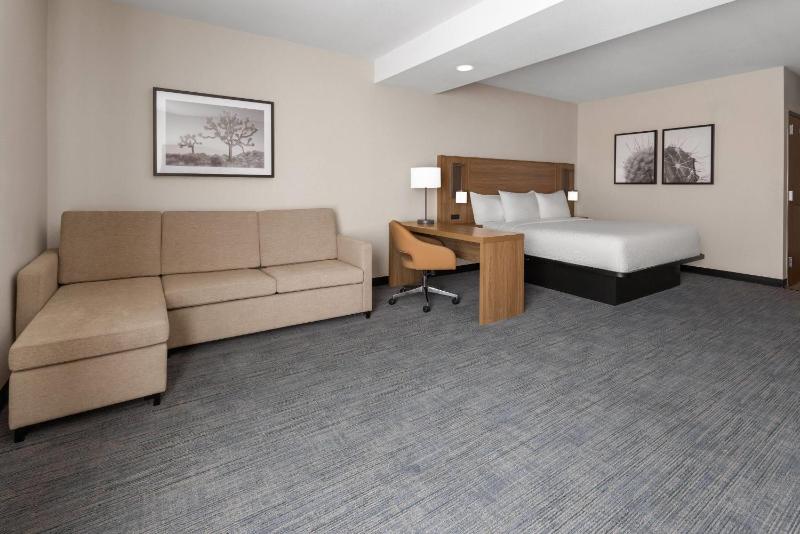 La Quinta Inn & Suites by Wyndham Phoenix West Glendale - image 17