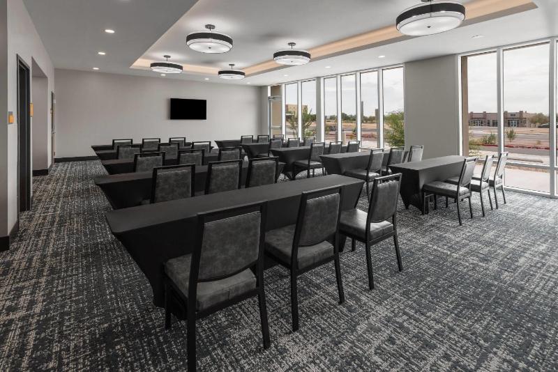 La Quinta Inn & Suites by Wyndham Phoenix West Glendale - image 5