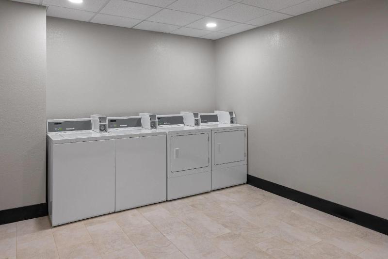 La Quinta Inn & Suites by Wyndham Phoenix West Glendale - image 27
