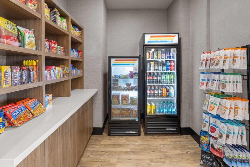 La Quinta Inn & Suites by Wyndham Phoenix West Glendale - image 30