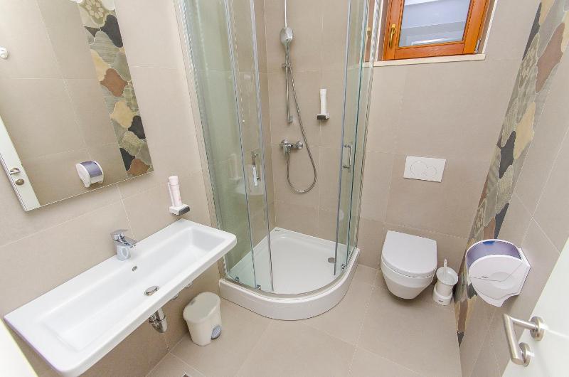Bed in 6-Bed Dormitory Room with Private Bathroom  image 2