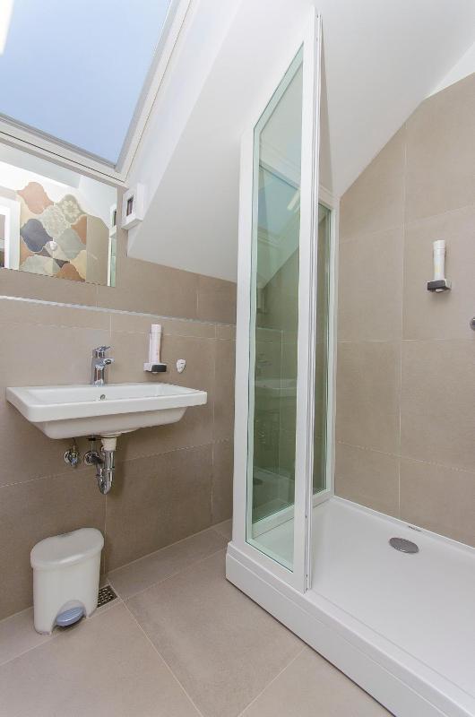 Single Bed in 3-Bed Dormitory Room with Shared Bathroom image 3