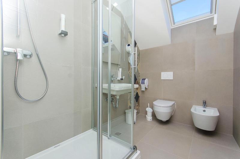 Single Bed in 3-Bed Dormitory Room with Shared Bathroom image 4