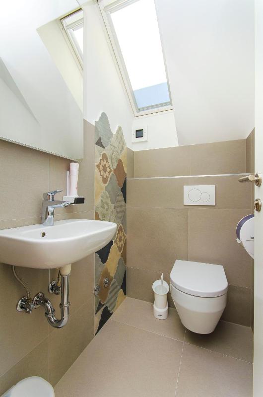 Single Bed in 4-Bed Dormitory Room with Shared Bathroom image 2