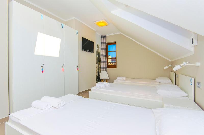Single Bed in 3-Bed Dormitory Room with Shared Bathroom image 1