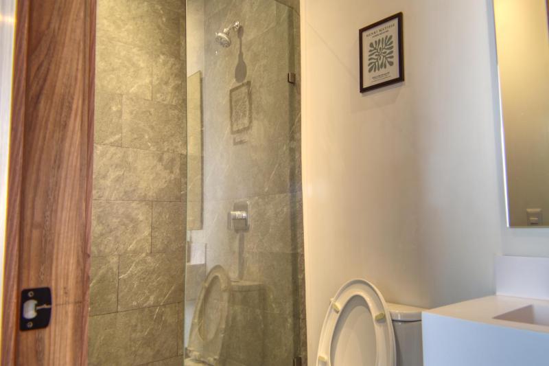 Luxurious 2BR apartment with Jacuzzi and Awesome Views - image 9