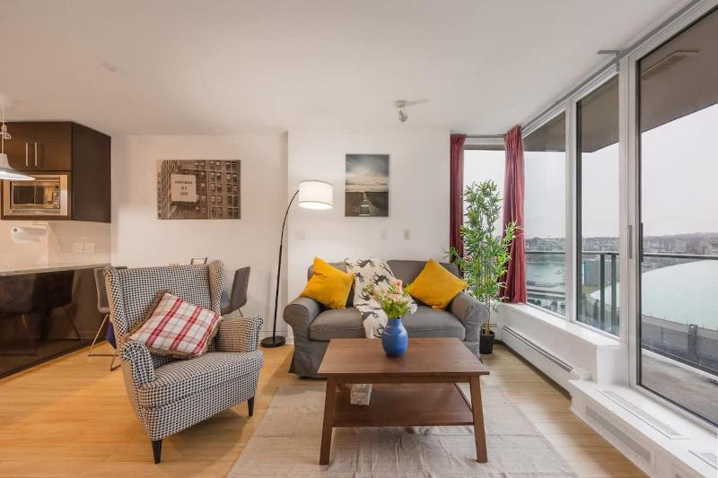 Stylish Vancouver Condo with City Views - image 1