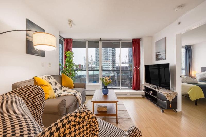 Stylish Vancouver Condo with City Views - image 4