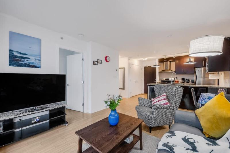Stylish Vancouver Condo with City Views - image 9