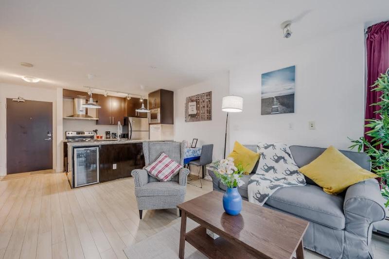 Stylish Vancouver Condo with City Views - image 2