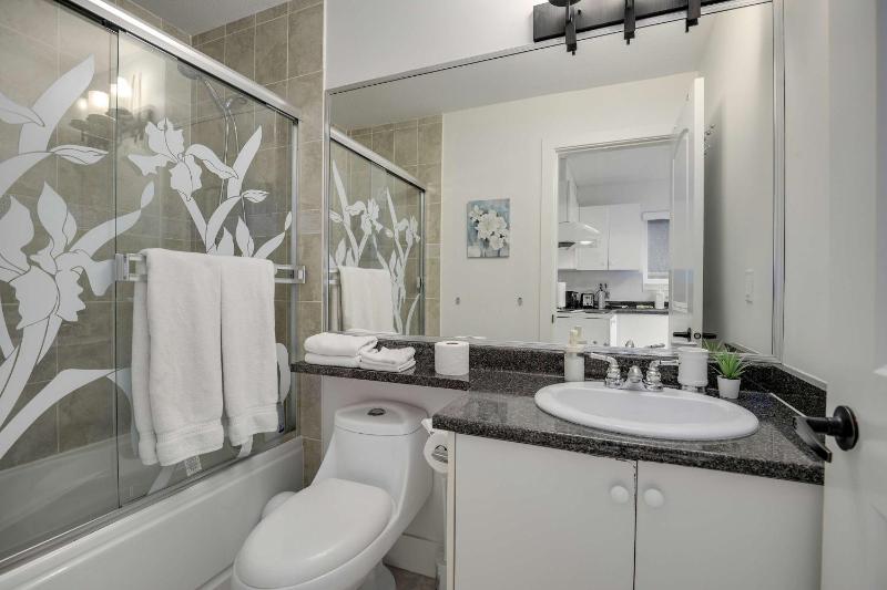Luxury 1-Bedroom Suite in Vancouver - image 7