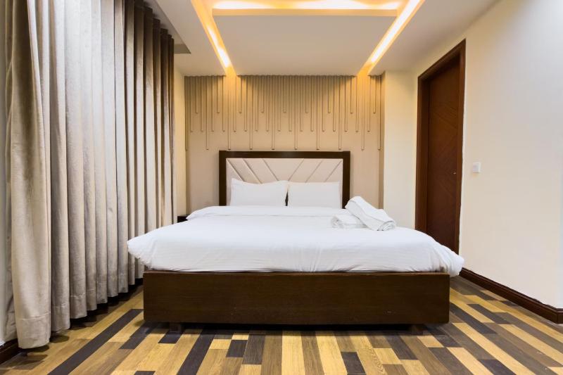 Executive Goldcrest Mall Apartments DHA Phase 4 Lahore - image 5