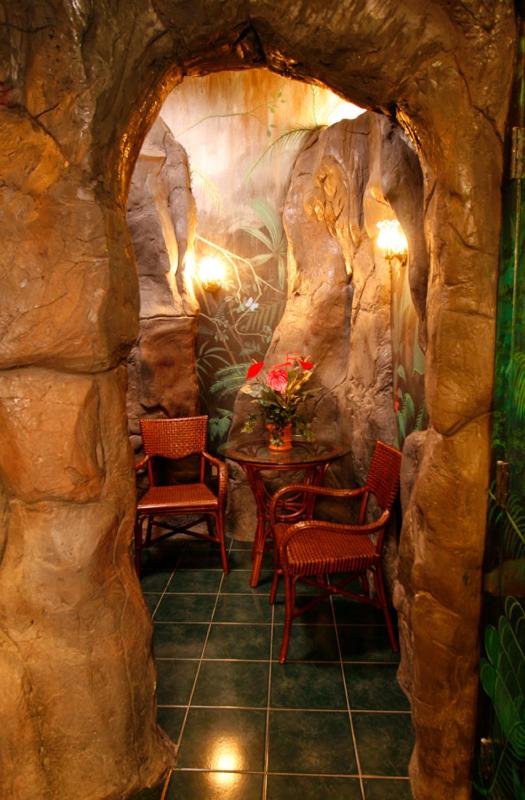 Queen Room - Jungle Falls Theme image 3