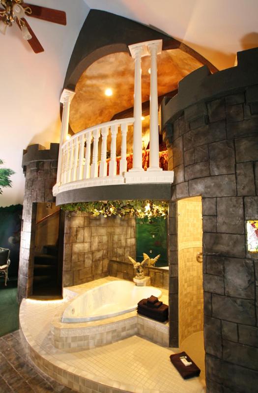 Queen Room - Romeo Juliet II Theme image 2
