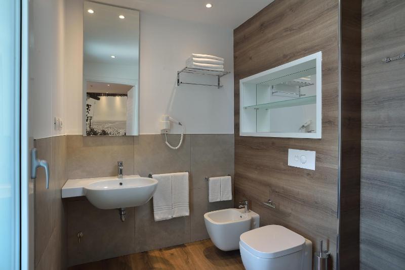 Superior Quadruple Room With Balcony image 3