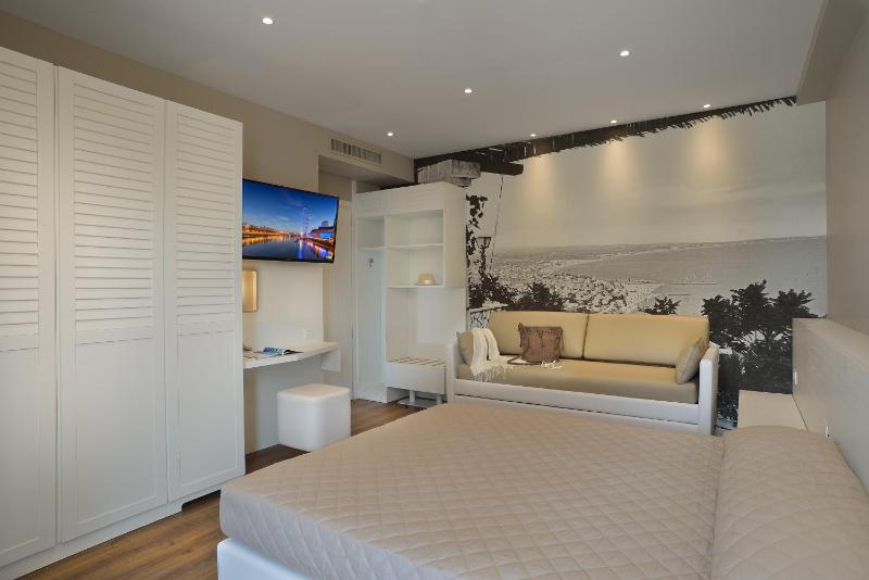Superior Quadruple Room With Balcony image 4