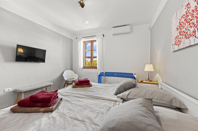 Villa Cirka in Central Istria for 14 persons with a 36 m2 heated pool gaming & activities for kids and adults - image 22
