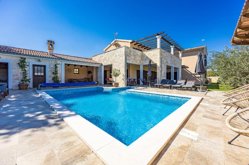 Villa Cirka in Central Istria for 14 persons with a 36 m2 heated pool gaming & activities for kids and adults - image 18