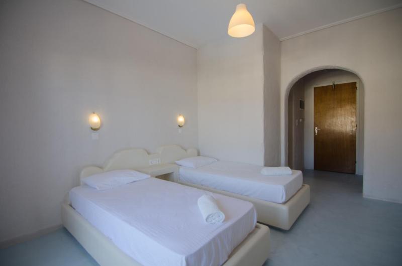 Superior Twin Room with Sea View image 3
