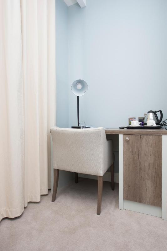 Classic Double Room image 4