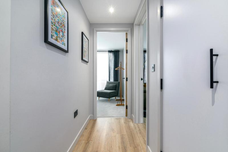 Stylish 2 Bed Apartment Jewellery Quarter - image 9