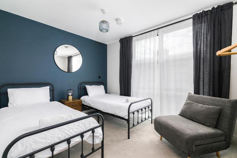 Stylish 2 Bed Apartment Jewellery Quarter - image 2