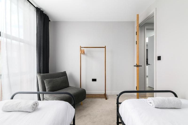 Stylish 2 Bed Apartment Jewellery Quarter - image 3