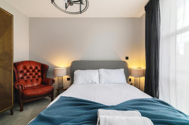 Stylish 2 Bed Apartment Jewellery Quarter - image 10
