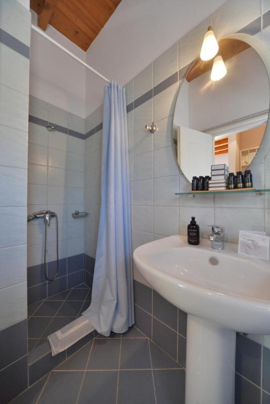 One-Bedroom Apartment (3 Adults) with Garden View image 4