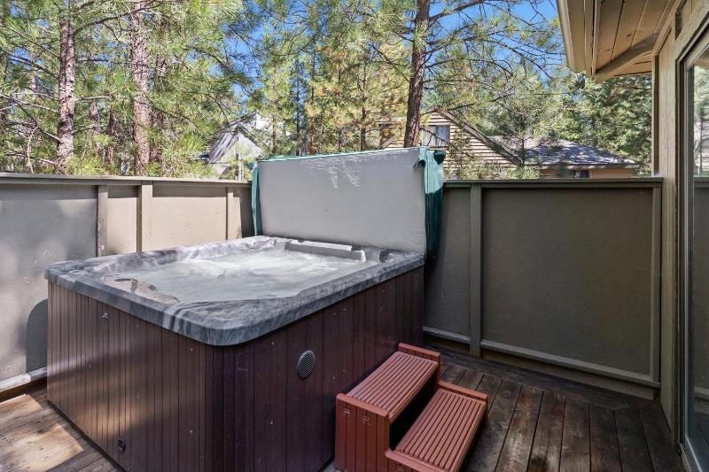7 Grizzly Home New Private Hot Tub on the Deck and Bike for Adventure - image 1