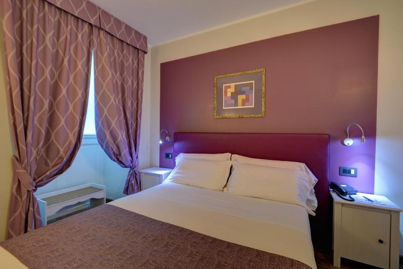 Standard Queen Room image 4