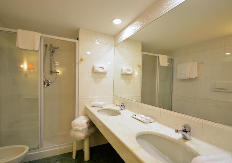 Junior Queen Suite image 4