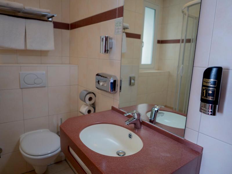 Double Room in quiet location image 3