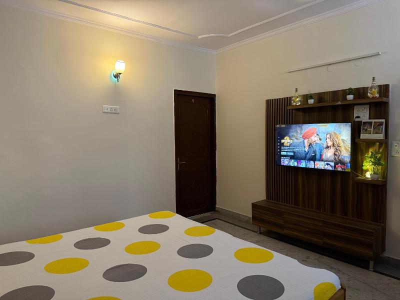 Comfort Stay near CyberHub - 300 Mbps WiFi - 1BHK - image 3