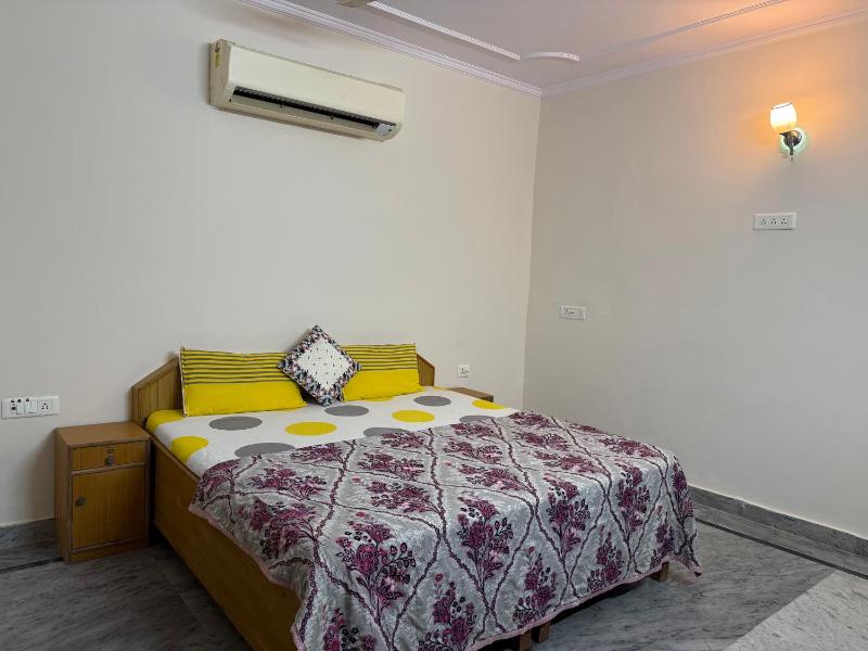 Comfort Stay near CyberHub - 300 Mbps WiFi - 1BHK - image 4