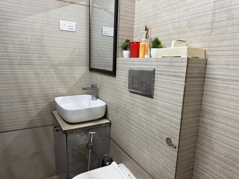 Comfort Stay near CyberHub - 300 Mbps WiFi - 1BHK - image 6