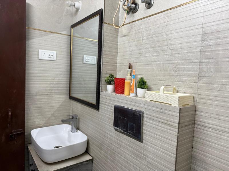 Comfort Stay near CyberHub - 300 Mbps WiFi - 1BHK - image 24