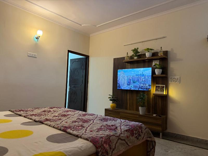 Comfort Stay near CyberHub - 300 Mbps WiFi - 1BHK - image 33
